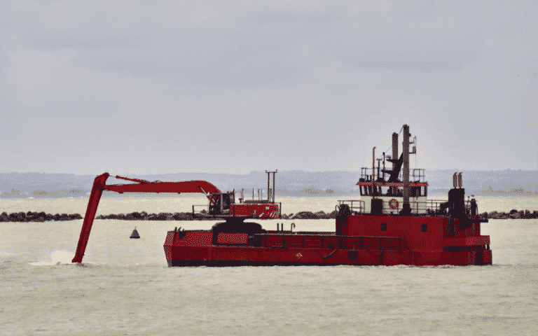 how does a dredging ship work