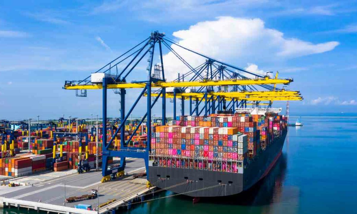 New record! Mundra becomes India's first port to handle cargo volumes of 16  MMT in a month - Times of India