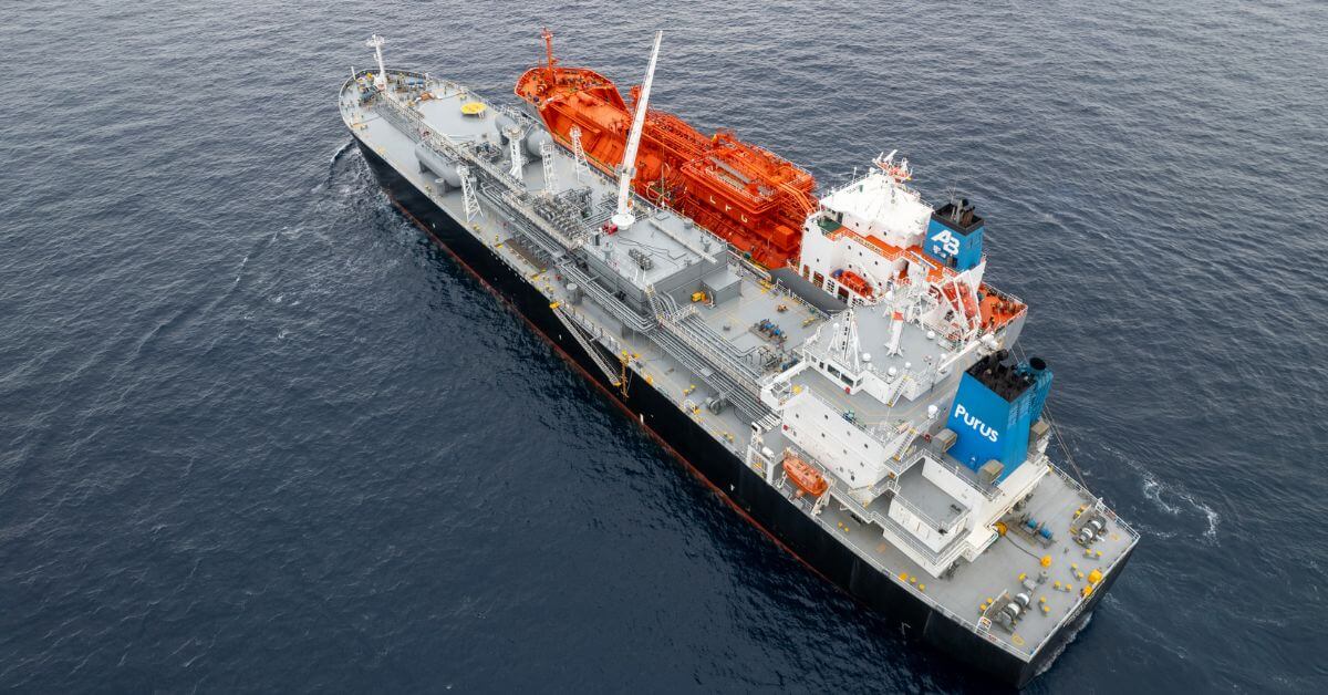 Ship-to-ship ammonia transfer